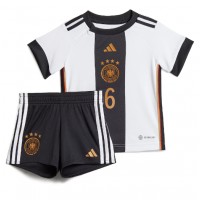 Tyskland Joshua Kimmich #6 Hjemmedraktsett Barn VM 2022 Kortermet (+ Korte bukser)